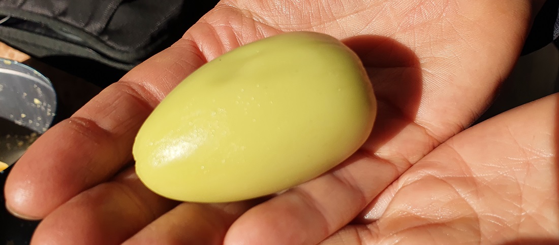 Aus Bienenwachs und Olivenöl lässt sich leicht ein "Handcreme-Ei" herstellen. © GartenRadio.fm