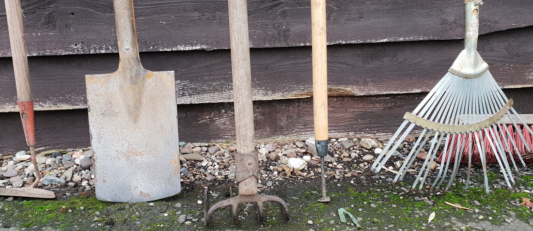 Spaten, Dreizahn und Federbesen gehören zur Grundausstattung © GartenRadio.fm