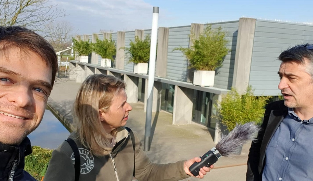 Mit Benjamin Küsters (links) und Peter Küsters (rechts) auf dem begrünten Schuppendach im Gelände des Gartenhof Küsters © Gartenhof Küsters