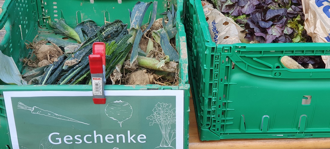 Wer eine Gemüsesorte nicht mag, kann sie in die Geschenk-Kiste legen, und nehmen, was andere hinein gelegt haben. © GartenRadio.fm