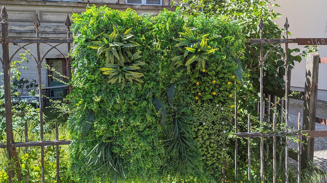 Da summt garantiert nichts. Eine Matte aus Plastikpflanzen. © GartenRadio.fm