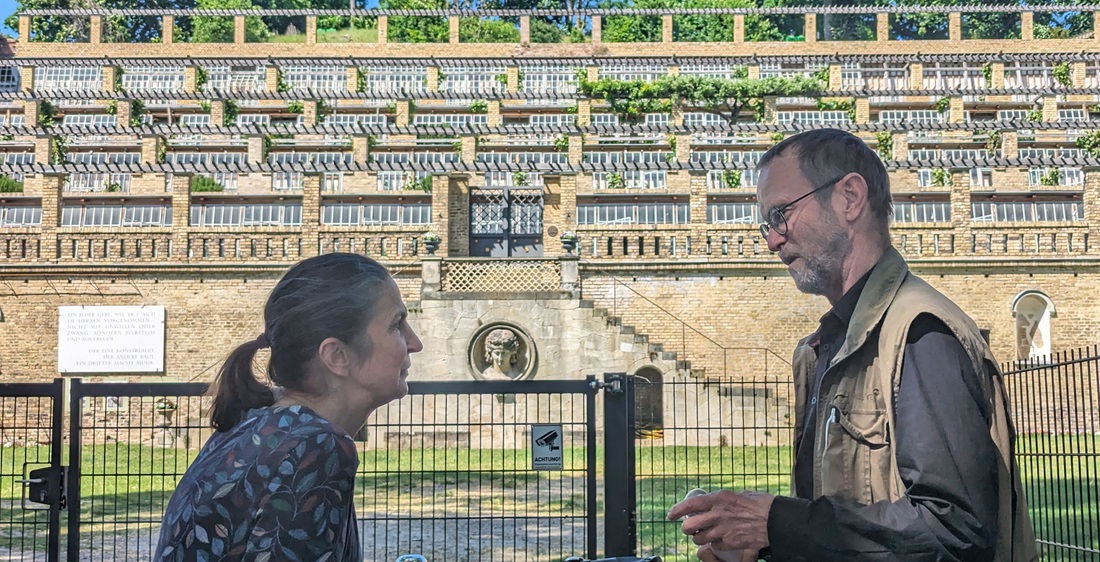 Gerd Schurig (re.), Kustos in Sanssouci mit Martina Lange, die ehrenamtlich den Winzerberg im Hintergrund bewirtschaftet.  © GartenRadio.fm