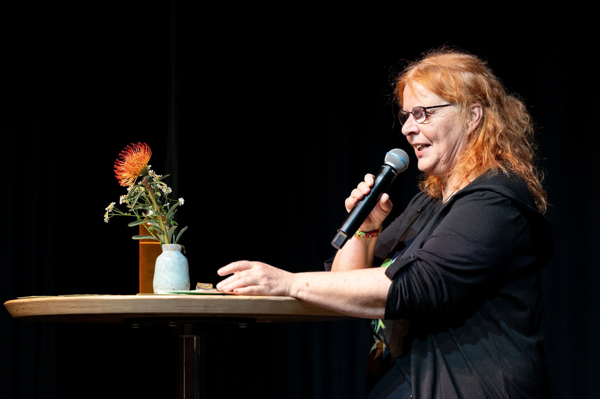 Klaudia Blasl mit Giftpflanzen-Truecrime © Eva Lotte Niegel