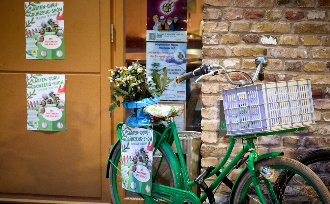 Das GartenRadio-Fahrrad lud in die Scheune ein. © Tilmann Lothspeich.jpg
