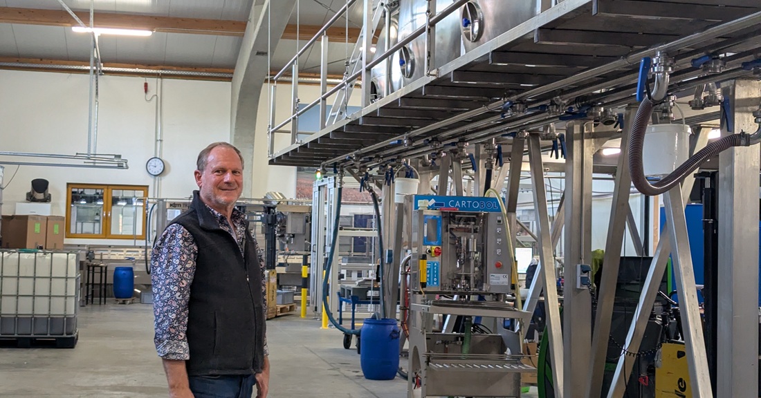 Rund 50 verschiedene EM-Produkte stellt Christoph Fischer in Rosenheim her.