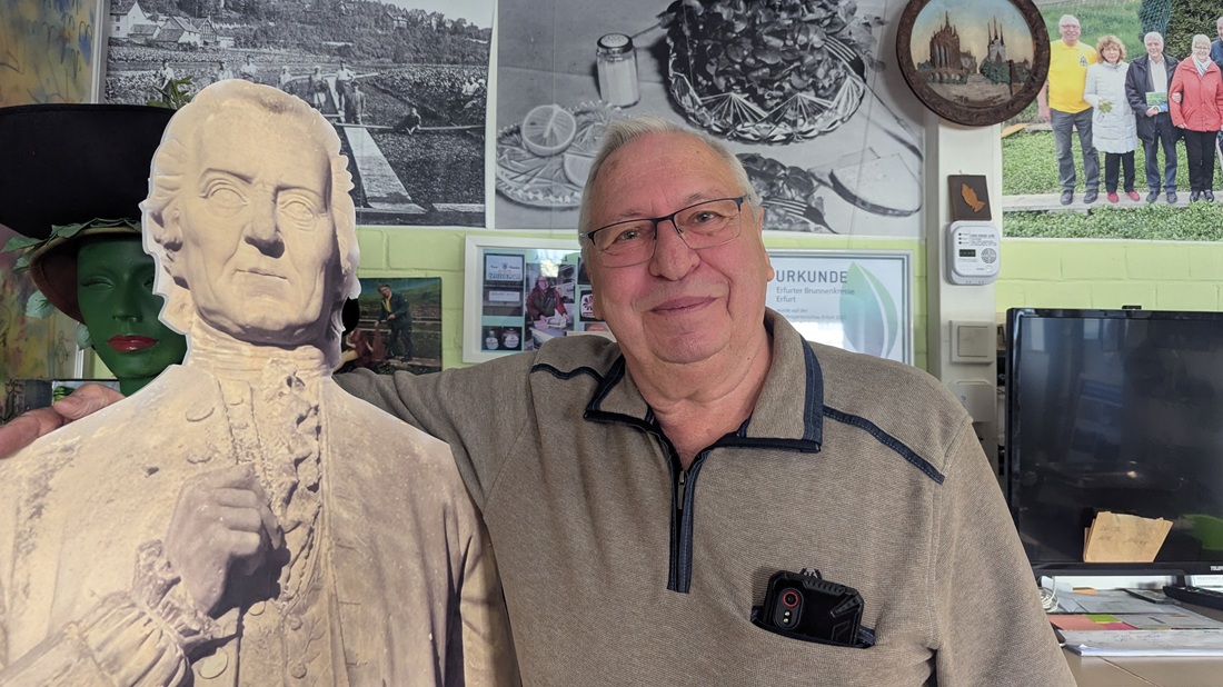 Ralf Fischer mit einer lebensgroßen Pappfigur von Christoph Reichart, dem Begründer des Erwerbsgartenbaus im 17. Jahrhundert.
