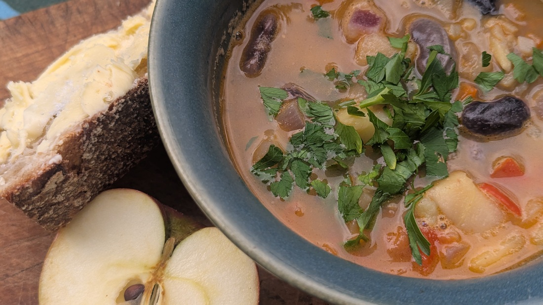 Das Rezept von Bohnensuppe mit Äpfeln und Ingwer habe ich aus Eckarts Brandt Buch "Alte Apfelsorten neu entdeckt" nachgekocht - sehr, sehr lecker!