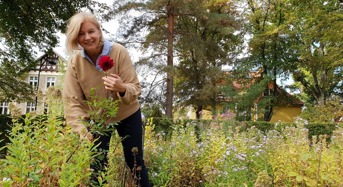 Martina Göldner-Kabitzsch in ihrem essbaren Blütengarten © GartenRadio.fm