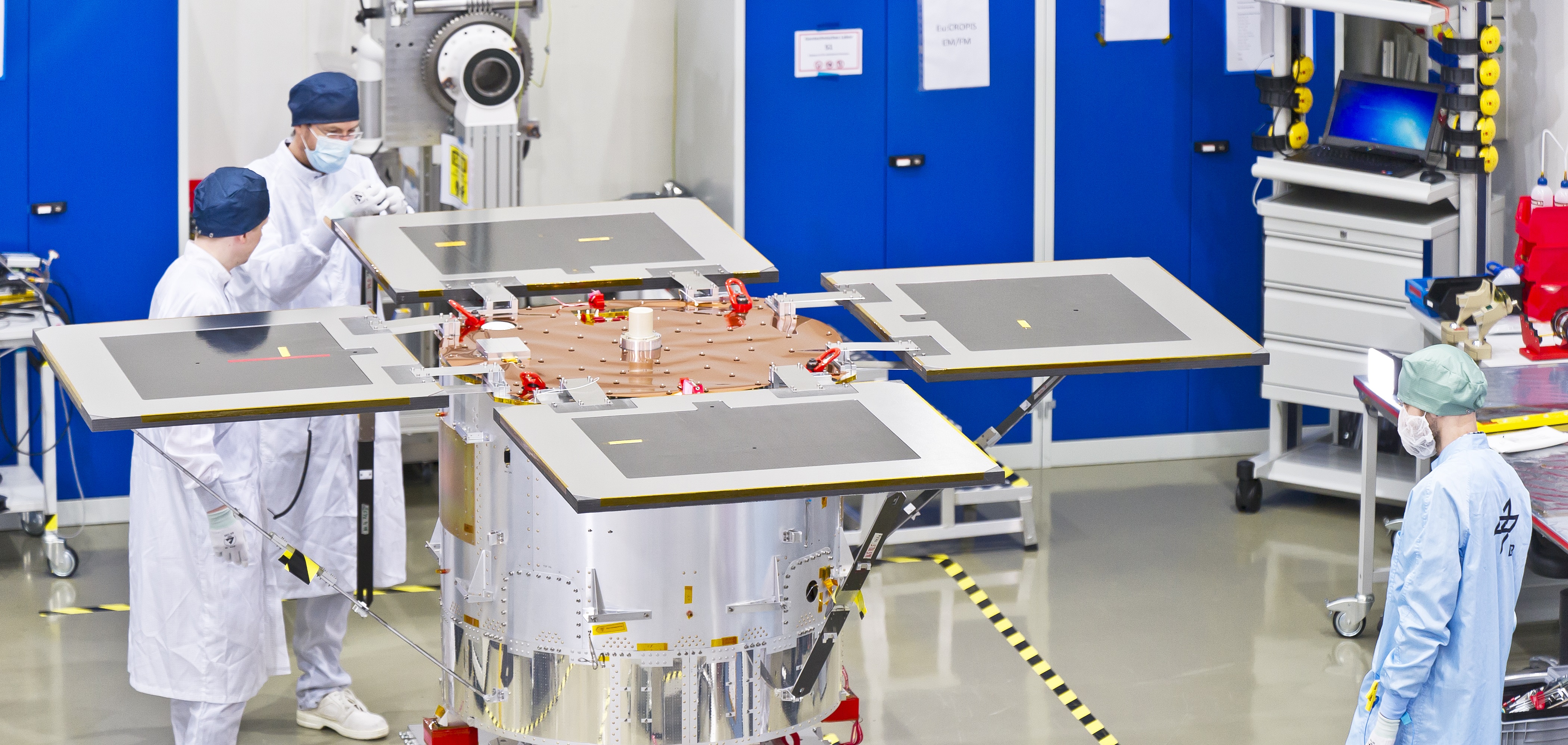 Der Satellit Eu:CROPIS wird auf seinen Einsatz vorbereitet © DLR