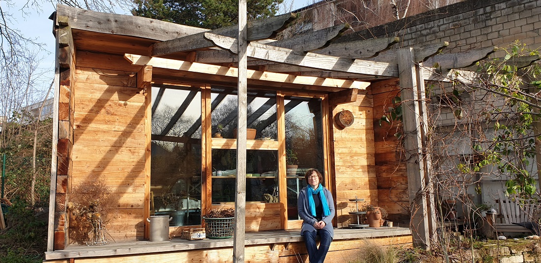 Architektin Sabine Röser hat ihre Hütte selbst geplant und mit ihrem Mann gebaut © GartenRadio.fm