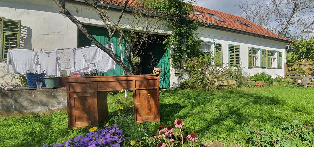 Tatort Garten - wenn das Wetter mitspielt, schreibt Klaudia Blasl am liebsten mitten zwischen ihren "bösen Blumen". © GartenRadio.fm