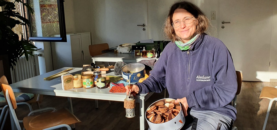 Gärtnermeisterin und Imkerin Dagmar Hauke ist mit der diesjährigen Honigernte zufrieden. © GartenRadio.fm