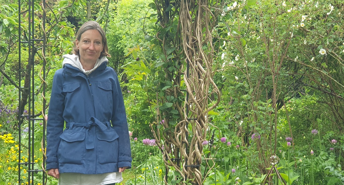 Die Biologin Elke Schwarzer in ihrem 70 Quadratmeter kleinen, naturnahen Garten. © GartenRadio.fm