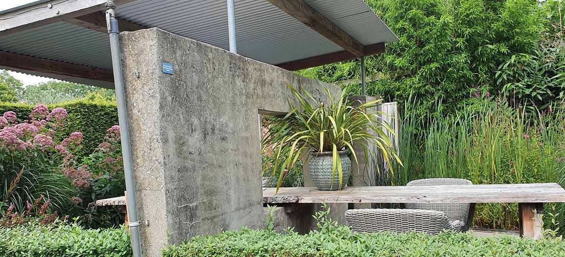 Erstaunlich, wie sich eine Betonmauer organisch in den Garten einfügen kann. © GartenRadio.fm