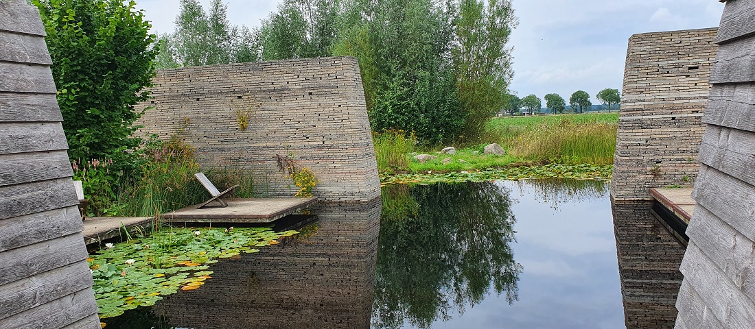 Der Wassergarten ist aus dem Material einer alten Industrieanlagen entstanden. © GartenRadio.fm