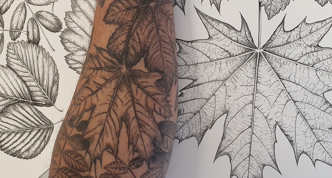 Diese Blätterwelt hat sich Schwerdtfeger nach eigener Skizze selbst auf den linken Unterarm tätowiert. © GartenRadio