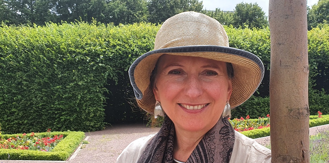 Die Historikern Dr. Editha Weber schreibt mit Vorliebe über Künstlerinnen, Fürstinnen oder Königinnen - sofern sie etwas mit Gärten zu tun haben.  © GartenRadio.fm