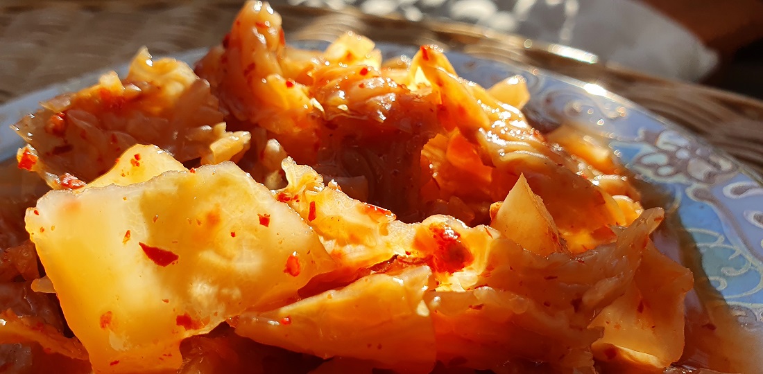 Chili verleiht dem Wirsing-Kimchi eine angenehme Schärfe. © GartenRadio.fm