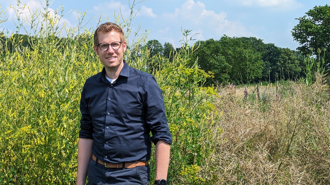 Agraringenieur Timo Blecher vor einer Blühstreifenmischung. © GartenRadio.fm 