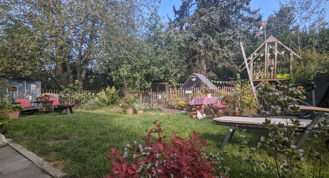 Hinter dem "Ziergarten" verläuft das Hühnergehe im Bogen. © GartenRadio.fm