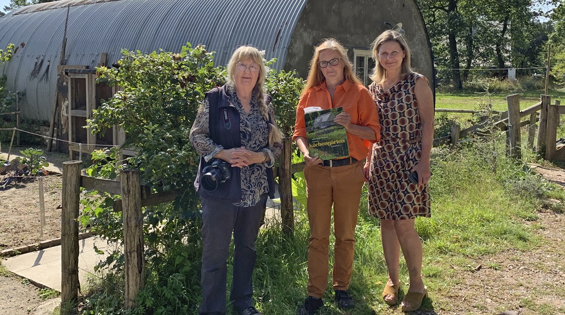 (Von li.) Gartenfotografin Marion Nickig, Kunsthistorikerin Stephanie Hauschild, Heike Sicconi © GartenRadio.fm