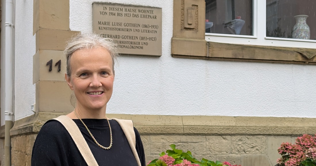 Dr. Karin Seeber vor der Villa der Gotheins in Heidelberg. © GartenRadio.fm