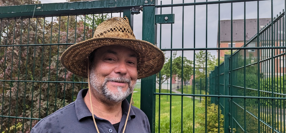 Für Janek Weber, Gärtner in der Alexianer Klostergärtnerei, fügt sich unbehandeltes Holz ideal in den Kreislauf der Natur © Gartenradio.fm